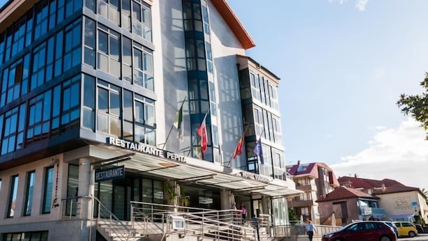 A modern building with a restaurant and hotel on the ground floor. - Viadero (Noja)