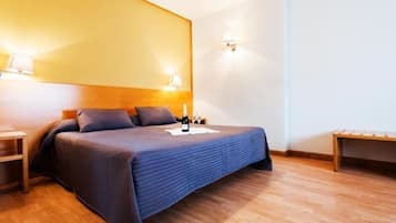 Minibar, pengeskab på værelset, mørklægningsgardiner, lydisolering