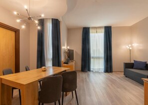 Suite | Oppholdsområde | En 32-tommers TV med digitale kanaler