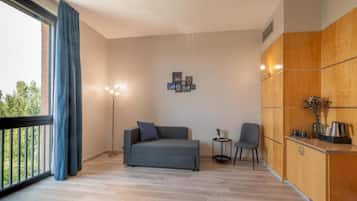 Suite | Área de sala de estar | Televisión de 32 pulgadas con canales digitales