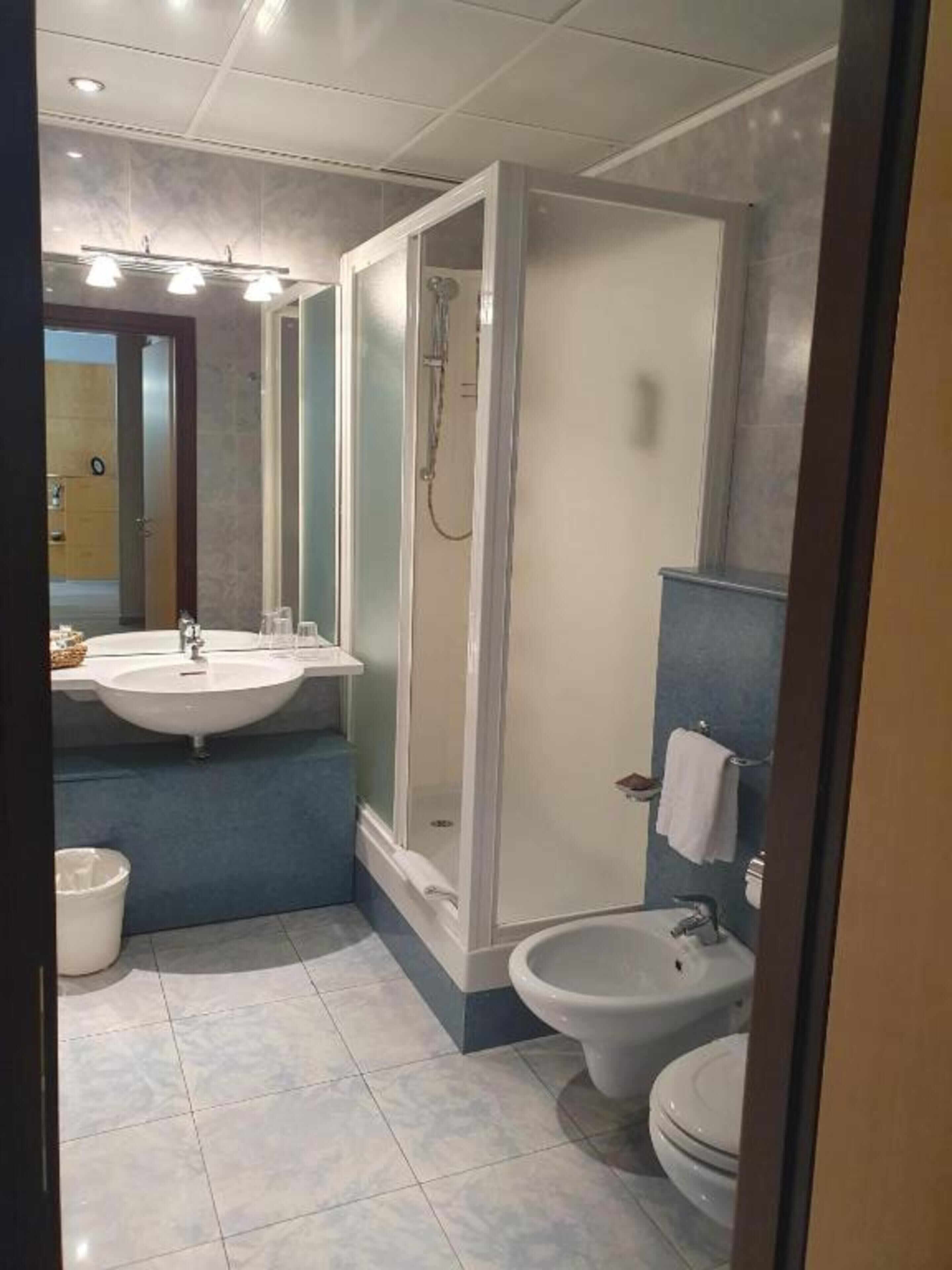 Ein modernes Badezimmer mit Duschkabine, Bidet und Waschbecken.