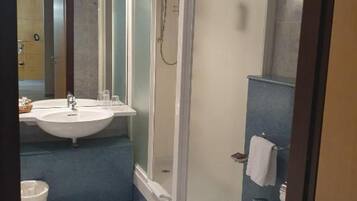 Ein modernes Badezimmer mit Duschkabine, Bidet und Waschbecken.
