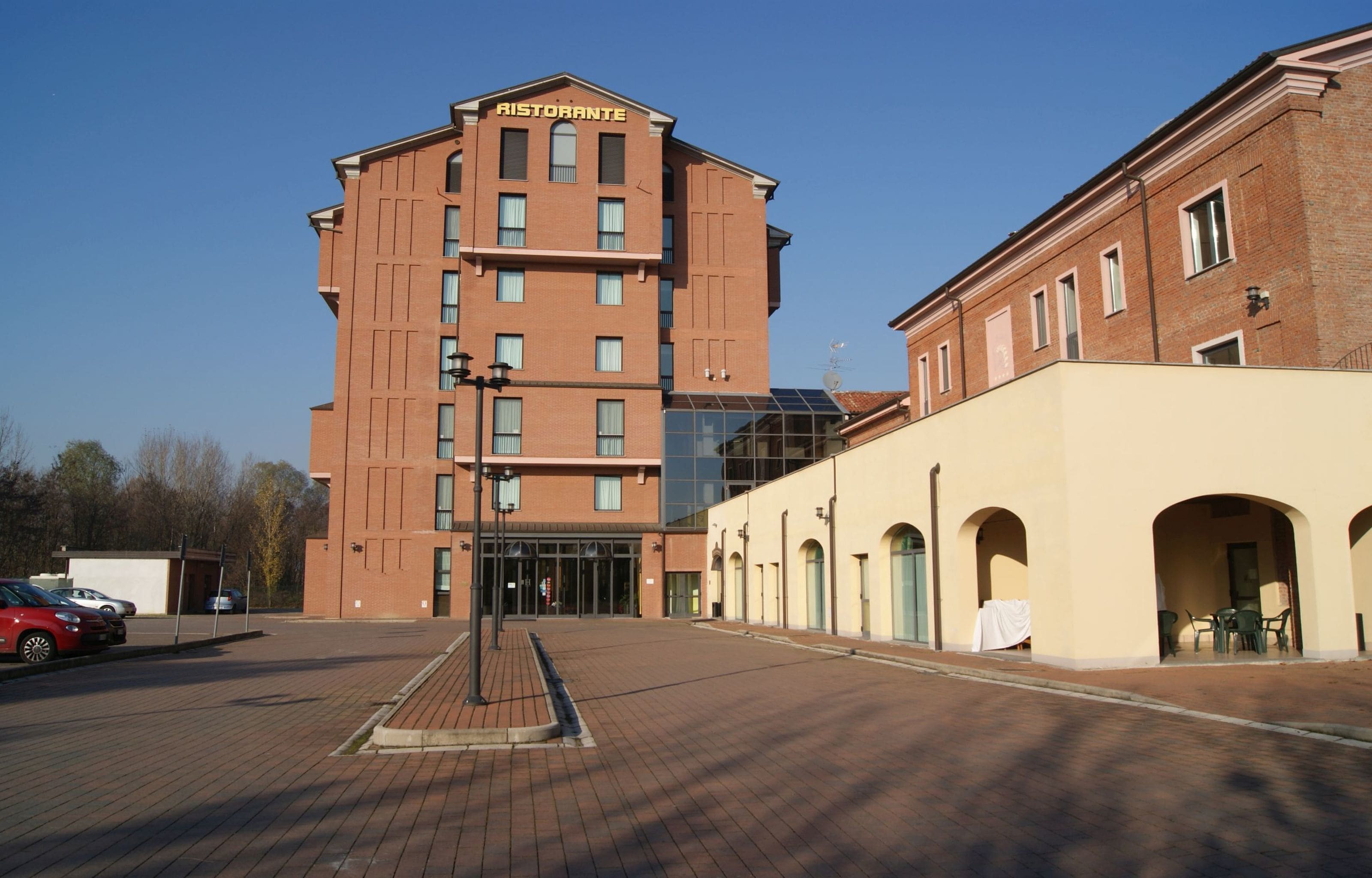 Un edificio con un letrero que dice "RISTORANTE" en la parte superior.