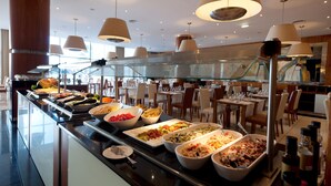 A buffet with various food items and a glass partition. - Vila Gale Santa Cruz Resort Hotel (Santa Cruz)