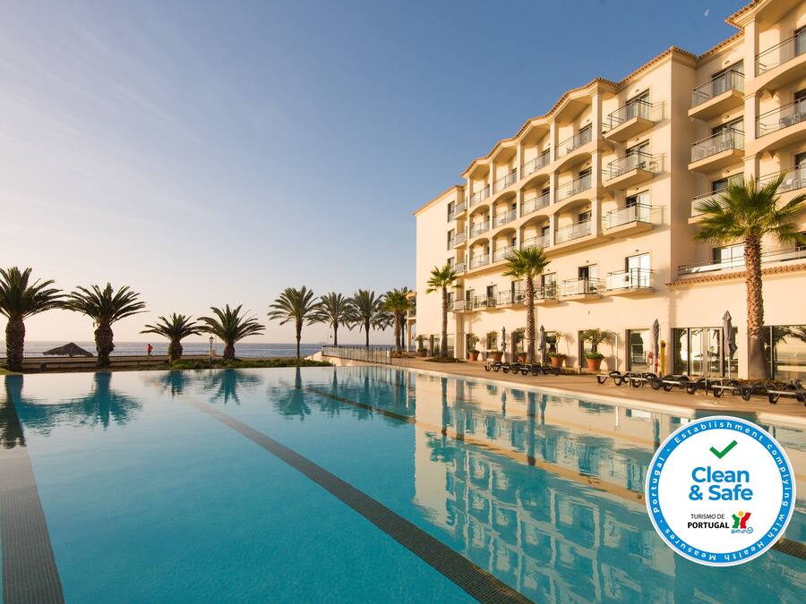 Een binnenzwembad, een buitenzwembad