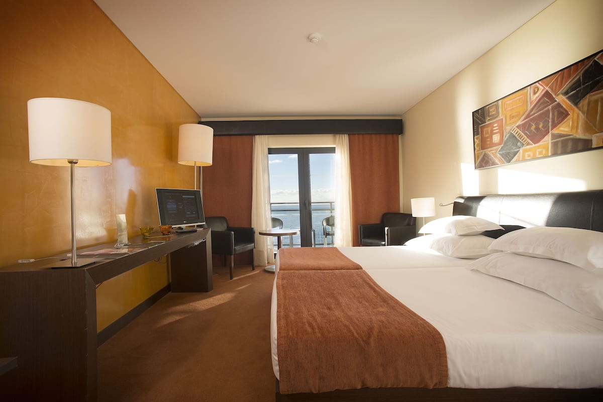 hypo-allergenic bedding, in-room safe, desk, blackout curtains