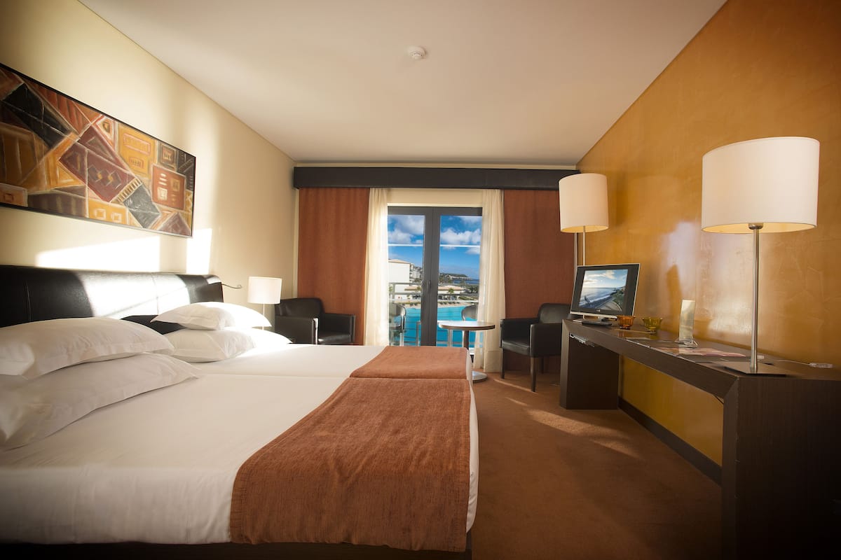 저자극성 침구, 객실 내 금고, 책상, 암막 커튼