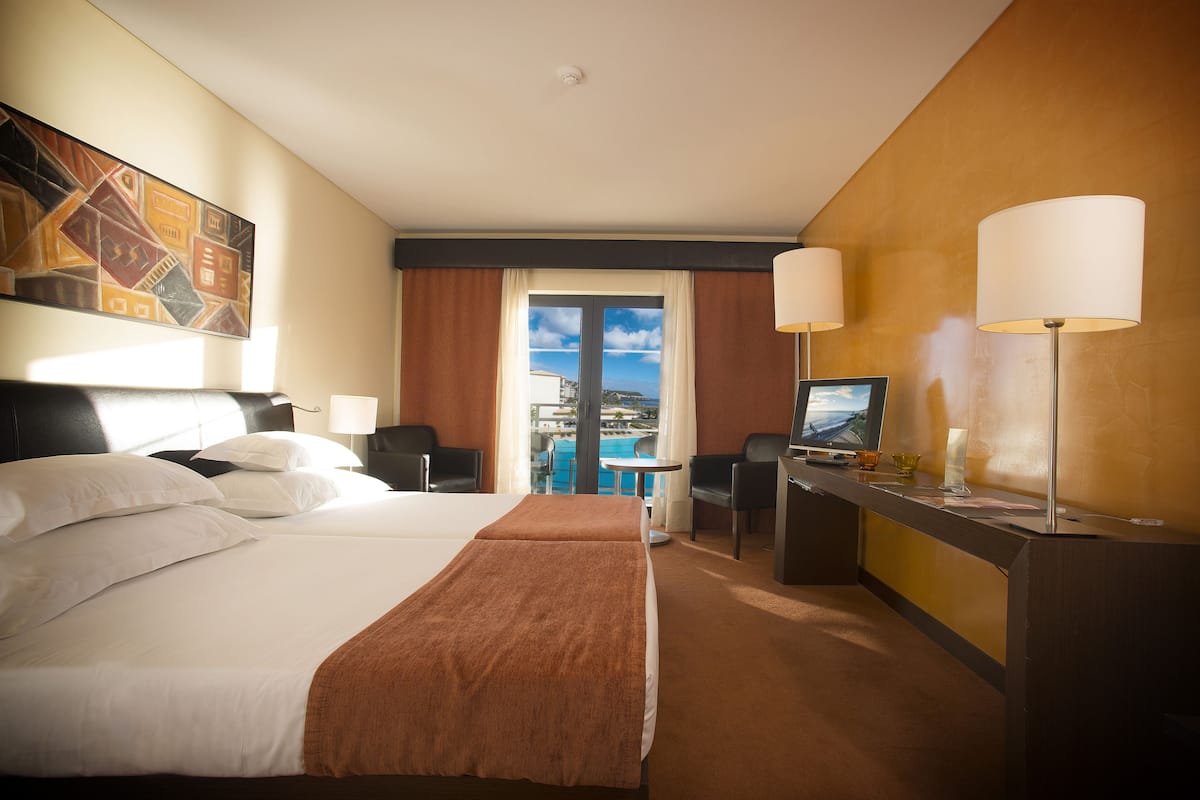 hypo-allergenic bedding, in-room safe, desk, blackout curtains