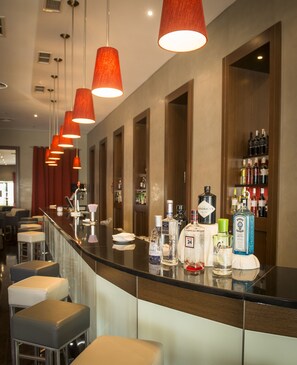 2 bars/lounges, poolside bar - Vila Gale Santa Cruz Resort Hotel (Santa Cruz)
