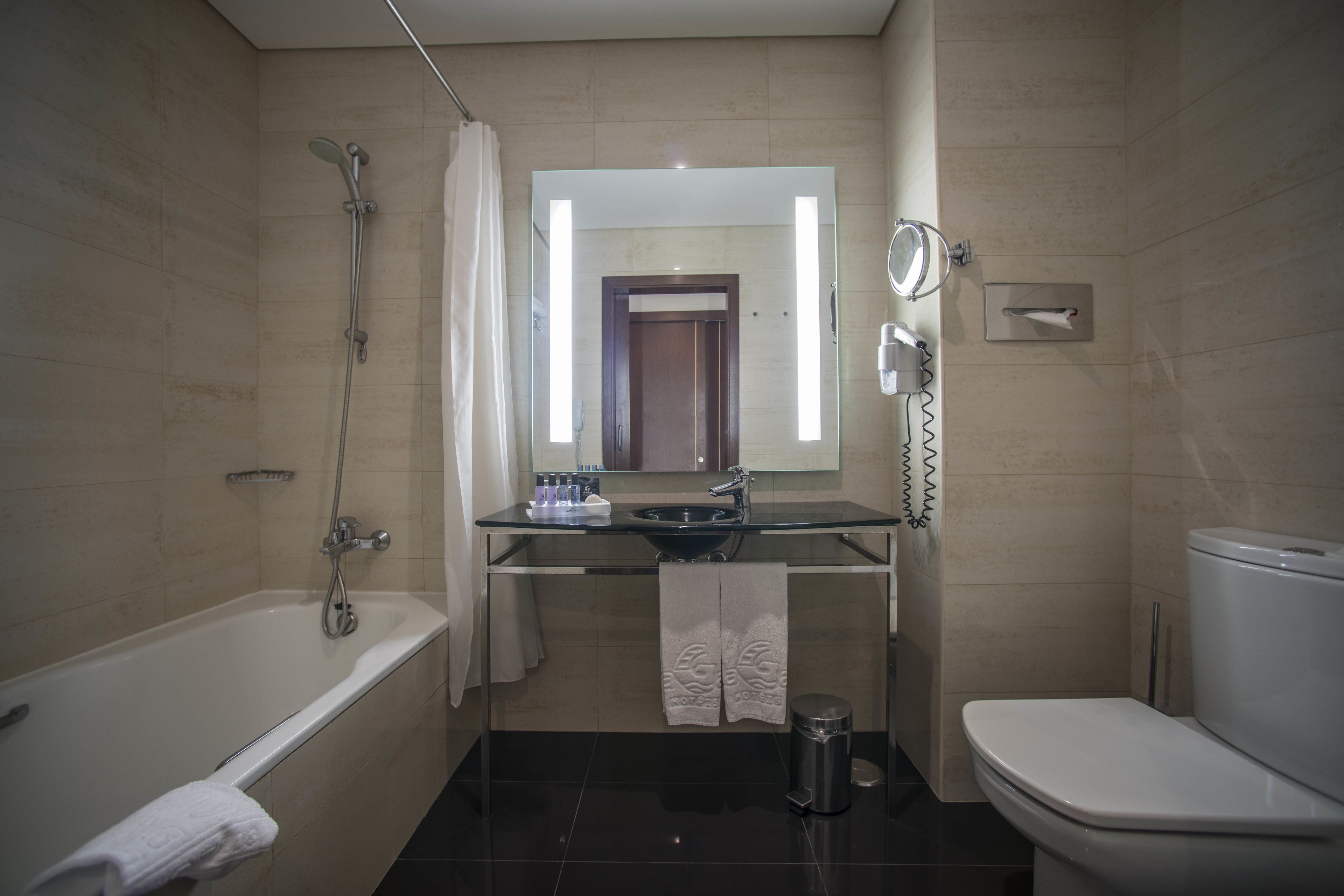 combined shower/bathtub, free toiletries, hair dryer, towels