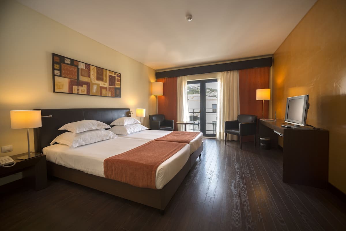 hypo-allergenic bedding, in-room safe, desk, blackout curtains