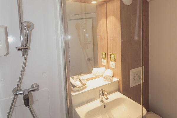 Een douche, een haardroger, handdoeken, zeep