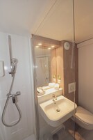 Ducha, secador de pelo, toallas, jabón