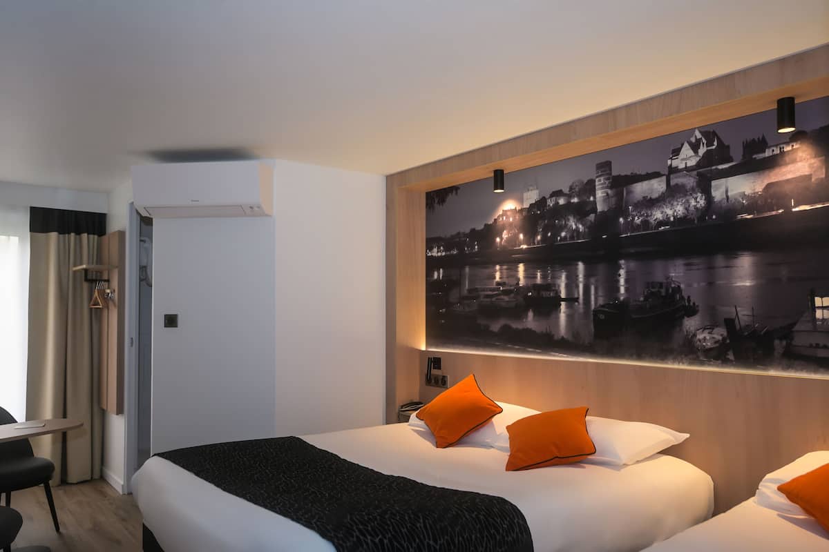 triple room | desk, blackout curtains, soundproofing, iron/ironing board