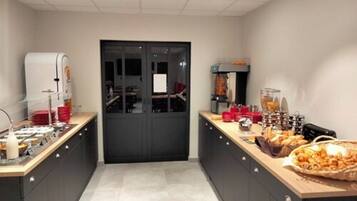 Daily cooked-to-order breakfast (EUR 13.5 per person)