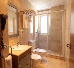 Doccia, set di cortesia gratuito, asciugacapelli, bidet
