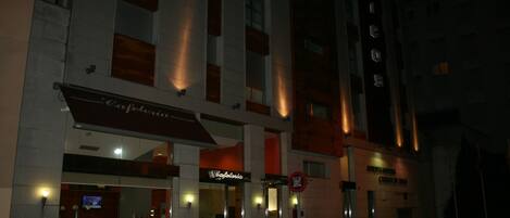 Vista frontal de la propiedad por la tarde o noche