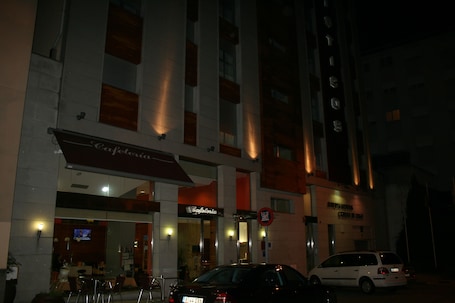 Fachada del alojamiento - Noche. Hotel Ciudad De Lugo