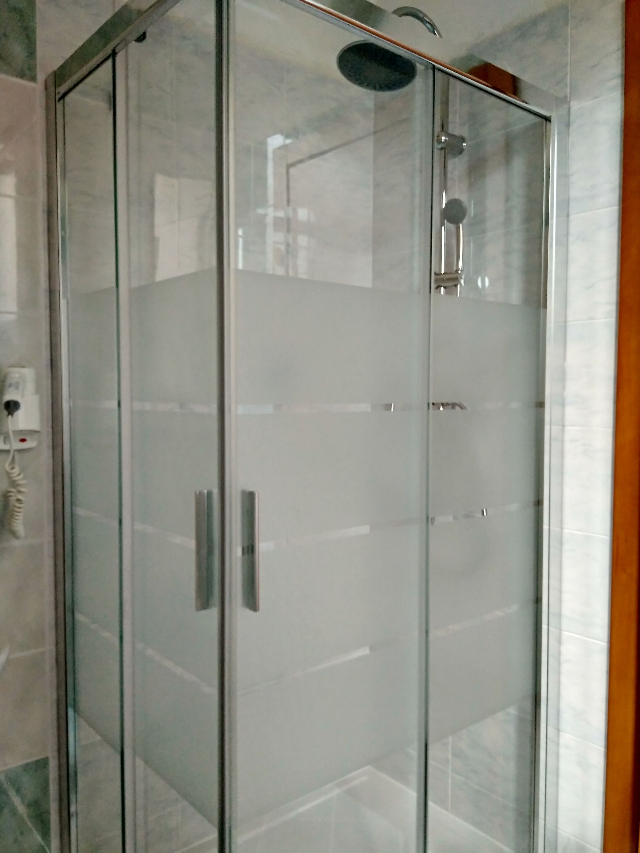 triple room | bathroom | shower, free toiletries, hair dryer, slippers