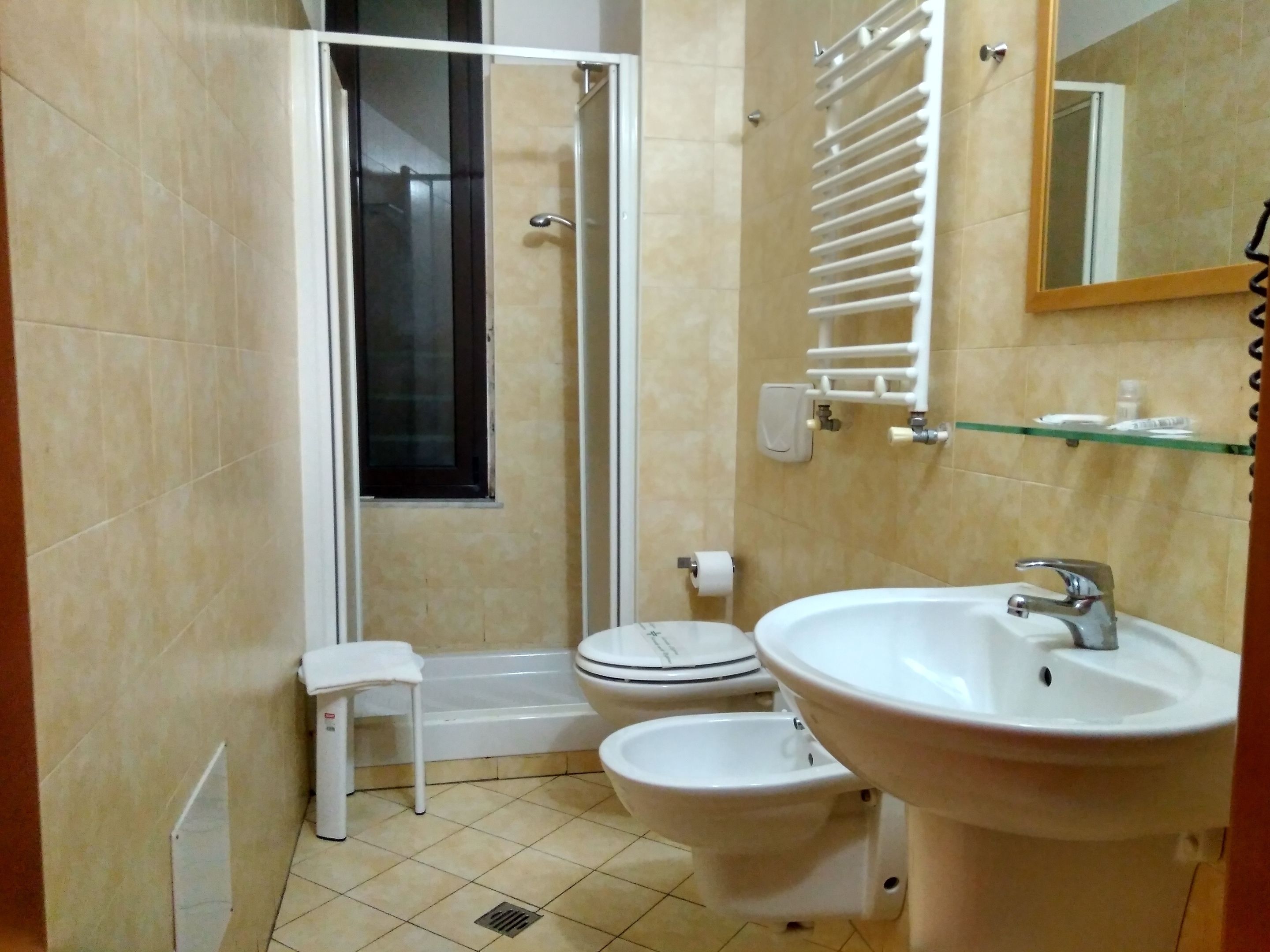 triple room | bathroom | shower, free toiletries, hair dryer, slippers