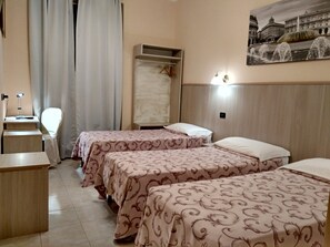 ملاءات من القطن المصري وخزنة داخل الغرفة ومكتب