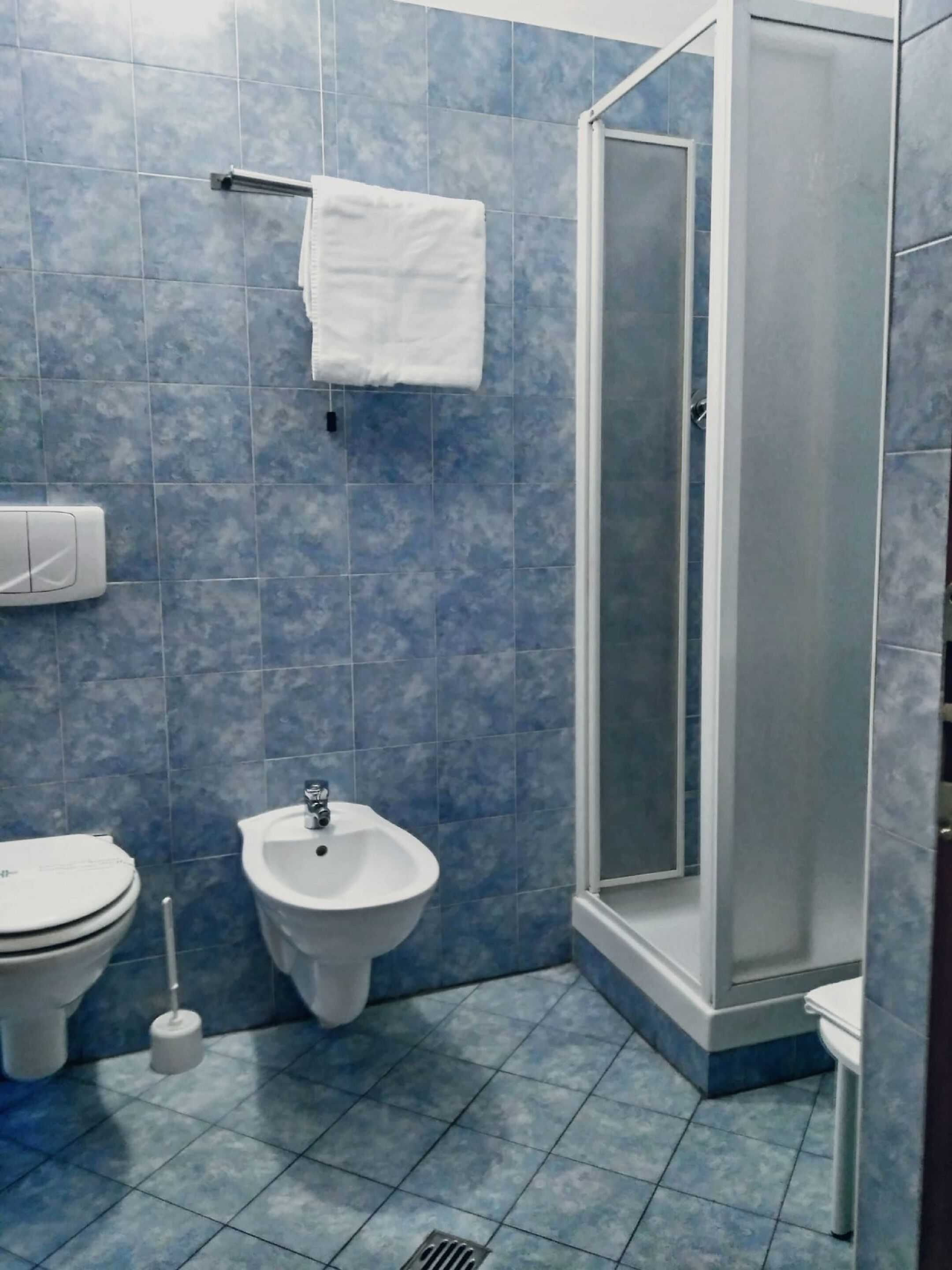 single room | bathroom shower