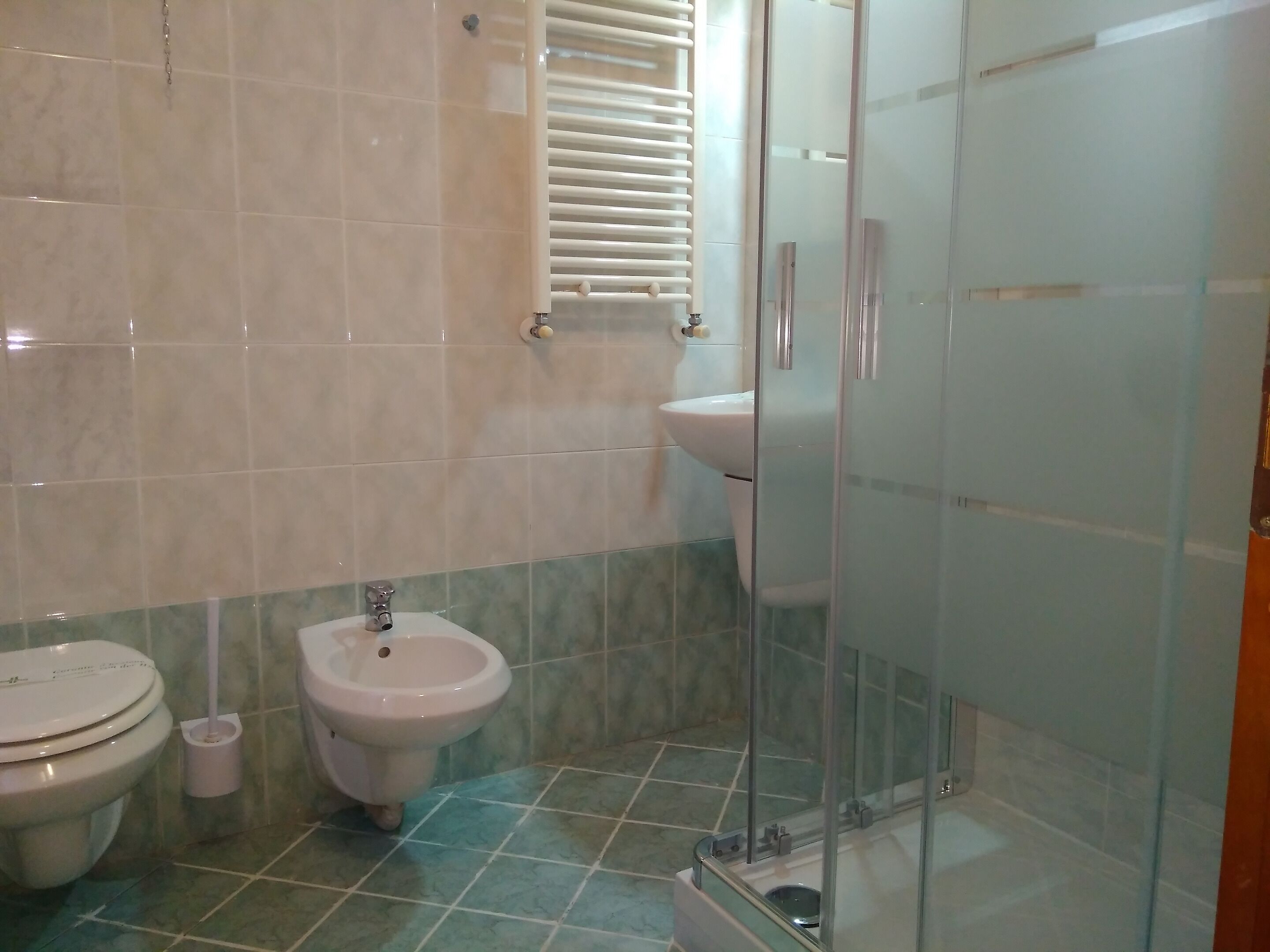 triple room | bathroom | shower, free toiletries, hair dryer, slippers