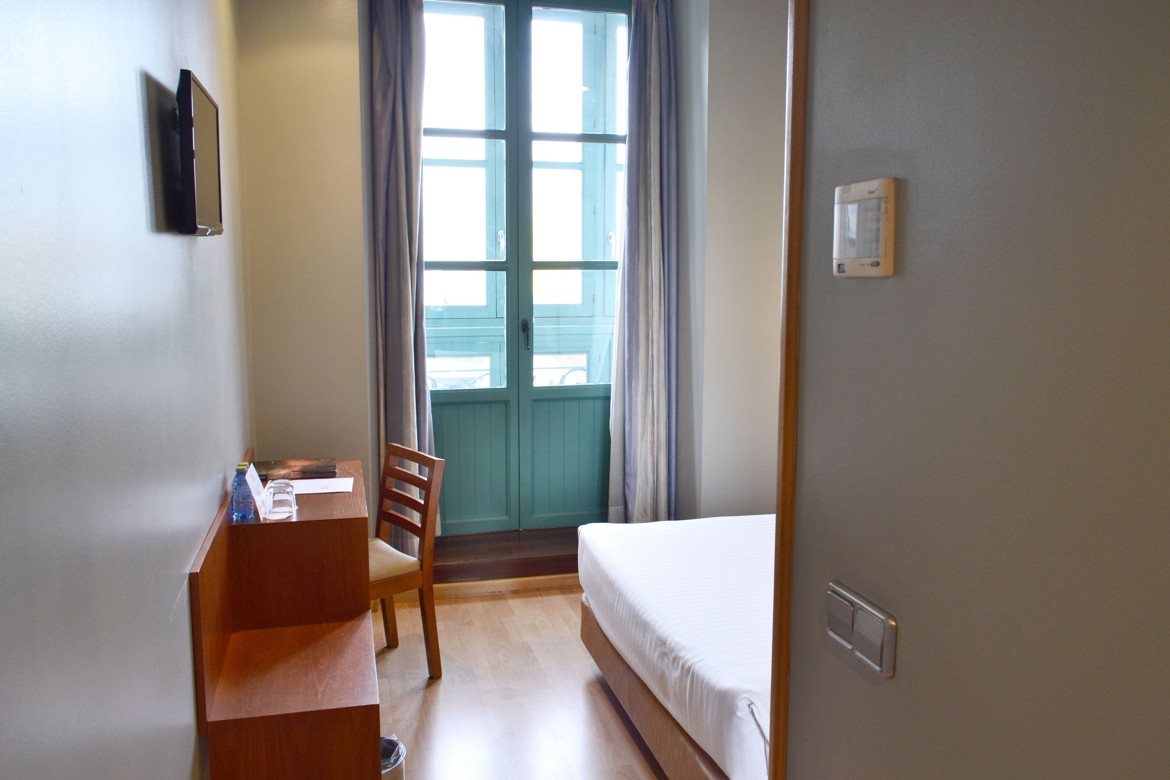 standard double or twin room | in-room safe, desk, blackout curtains, soundproofing