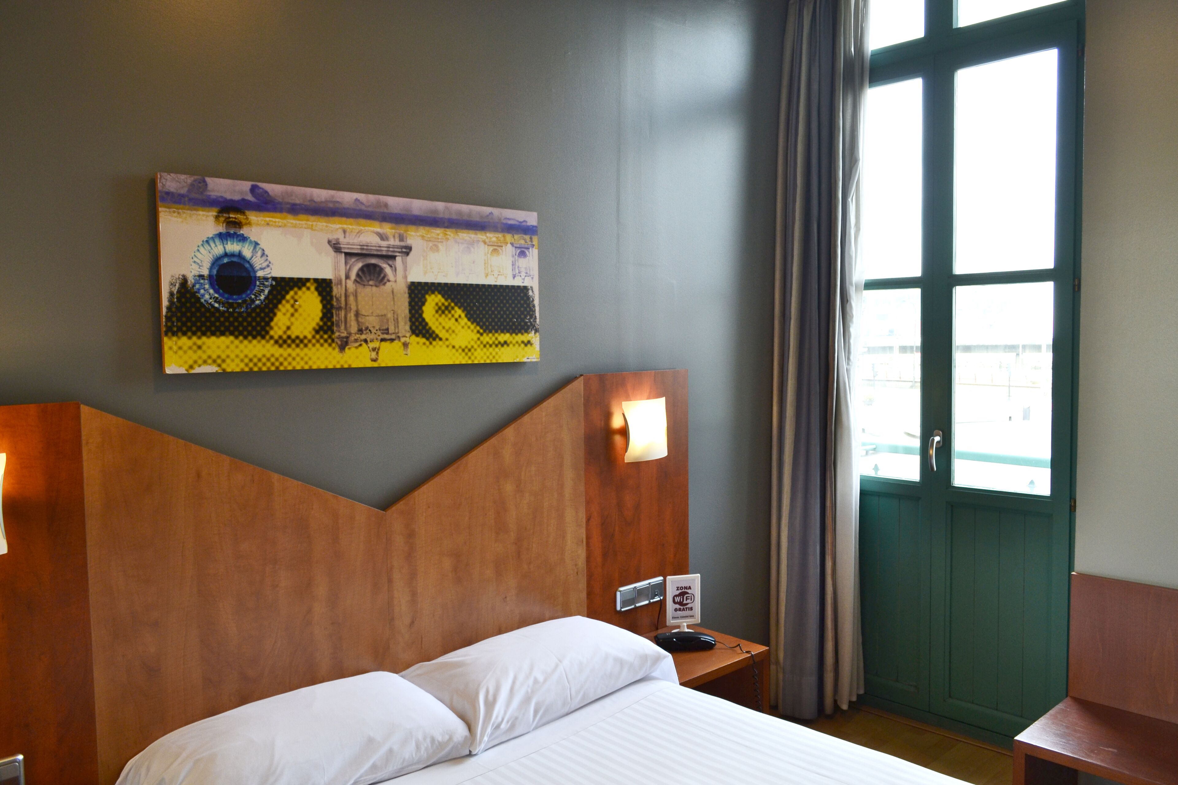 Coffres-forts dans les chambres, bureau, rideaux occultants