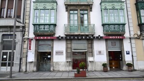 Un edificio con cafetería, restaurante y hotel en la planta baja.