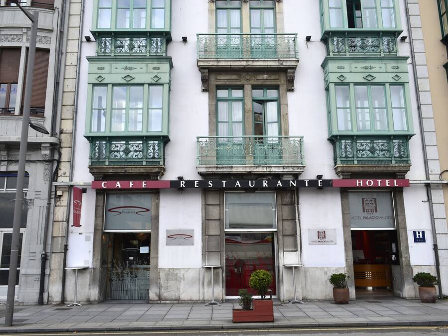 Un edificio con cafetería, restaurante y hotel en la planta baja.