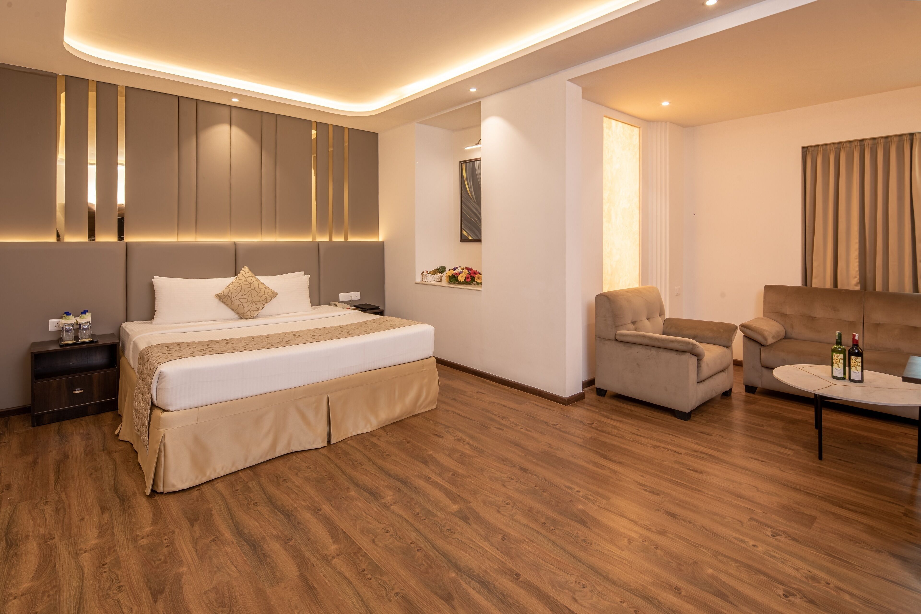 Literie de qualité, lit avec matelas à plateau-coussin, minibar