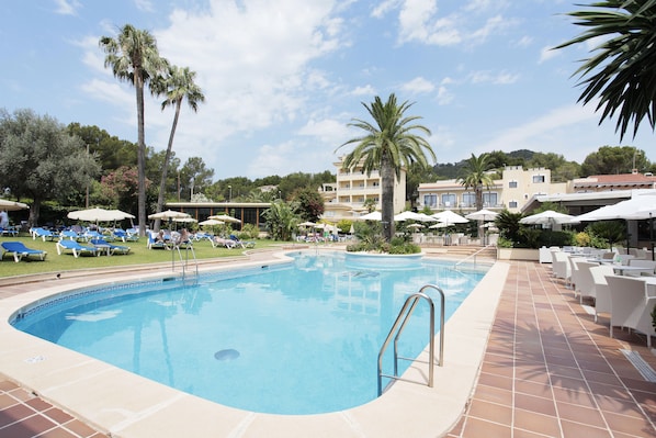Piscine extérieure, chaises longues