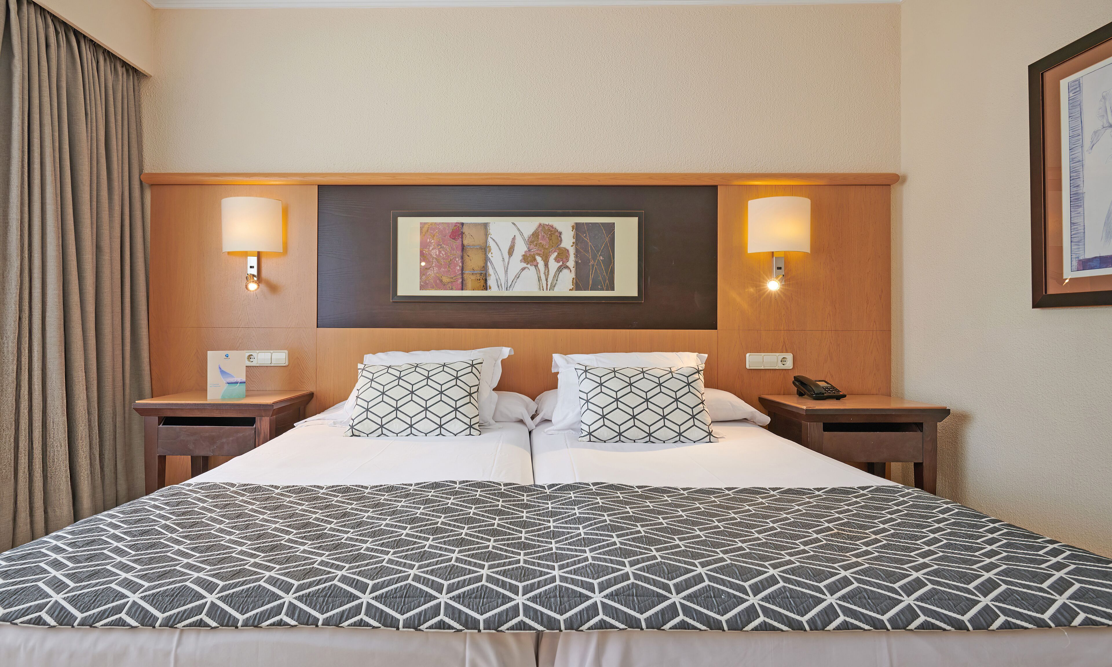 Een minibar, een kluis op de kamer, een bureau, een laptopwerkplek