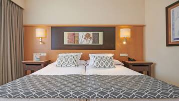 Een minibar, een kluis op de kamer, een bureau, een laptopwerkplek