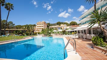 Utendørsbasseng og solsenger