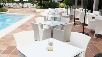 Poolside bar