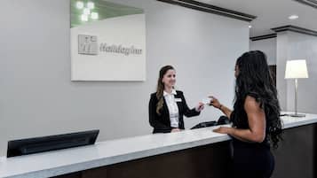 Un mostrador de recepción de hotel con un cartel que indica que es un Holiday Inn.