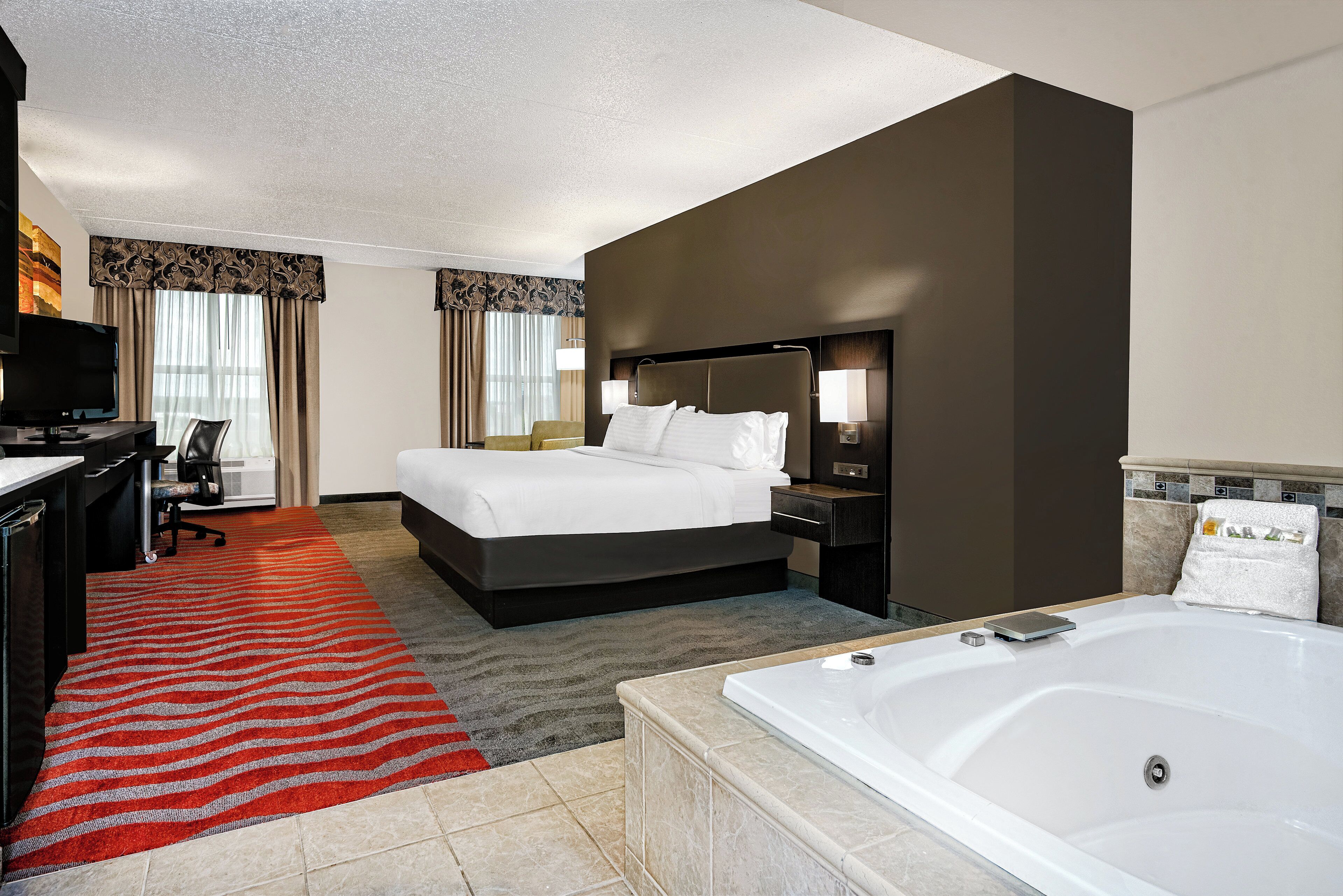 Standard Room, 1 King Bed, Jetted Tub | In-room safe, desk, iron/ironing board, cribs (free)