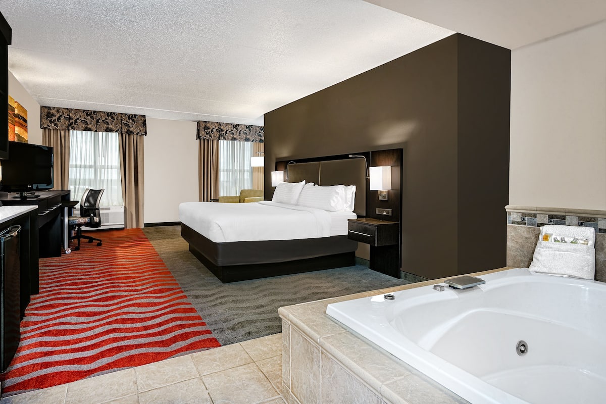 Standard Room, 1 King Bed, Jetted Tub | In-room safe, desk, iron/ironing board, free cots/infant beds