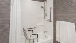 Suite, 1 kingsize-seng, tilgjengelighetstilpasset (Communication, Accessible Tub) | Dundyner, senger med overmadrass, skrivebord og strykejern/-brett