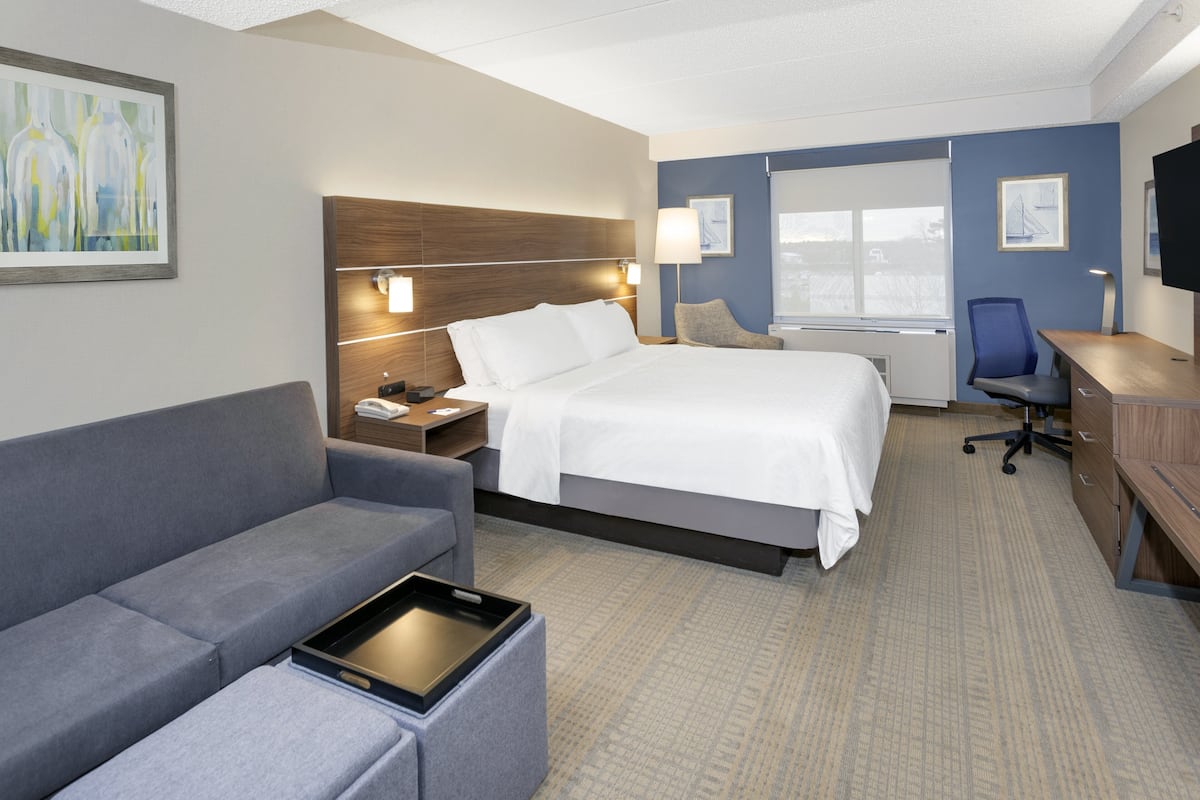 Suite, 1 King Bed with Sofa bed | Down duvets, pillow-top beds, desk, iron/ironing board