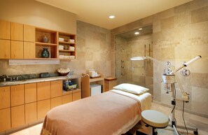 Une salle de bain moderne avec une douche, un meuble-lavabo et un lit avec une serviette.