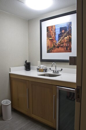 Studio Suite, 1 King Bed, Non Smoking | Minibar - Hampton Inn & Suites Denver-Speer Boulevard (Denver)