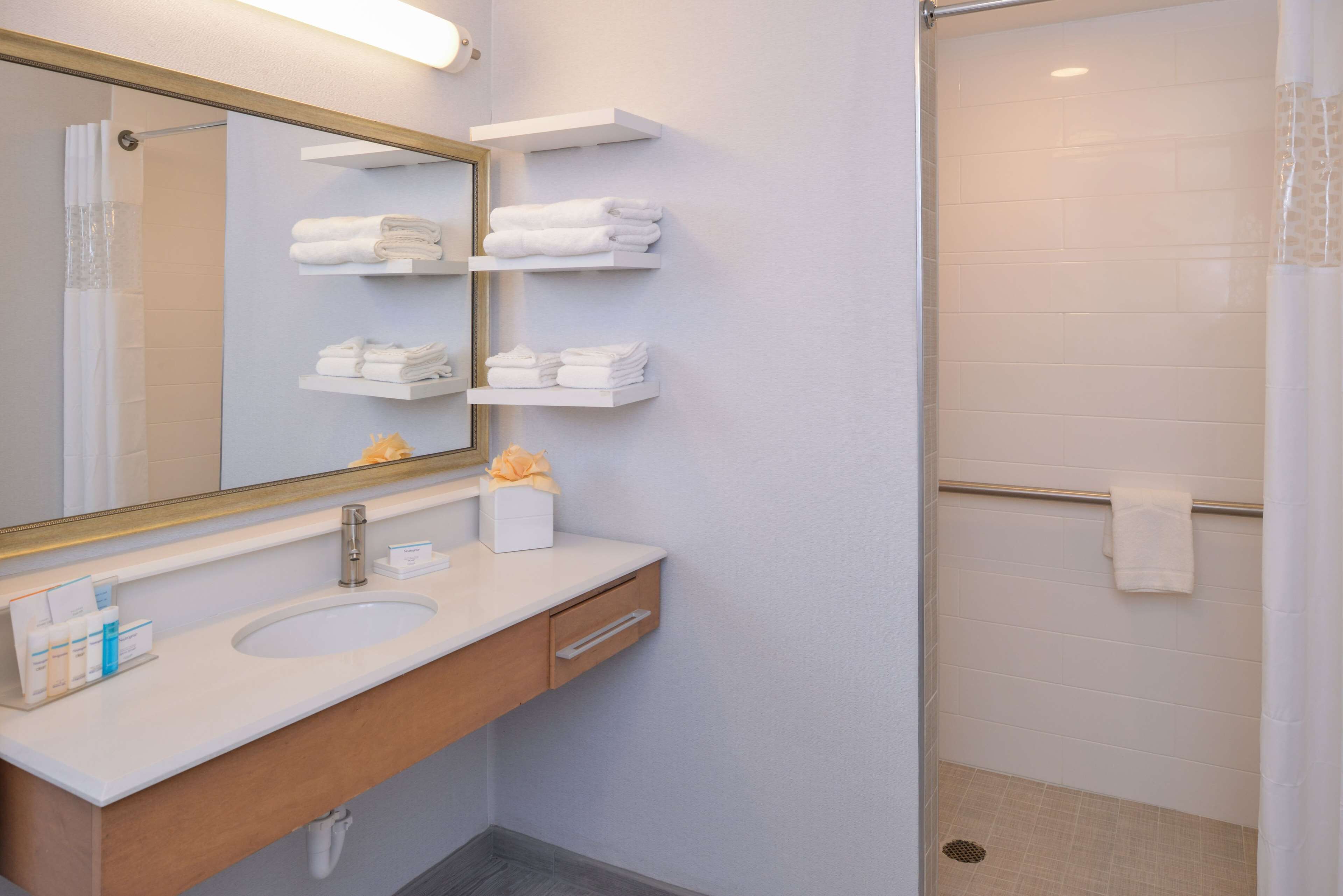 studio, accessible, non smoking | bathroom | combined shower/bathtub, free toiletries, hair dryer, towels