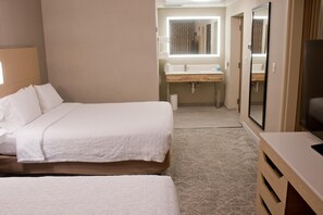 One king bed nonsmoking | In-room safe, blackout drapes, iron/ironing board, free WiFi - Hampton Inn & Suites Denver-Speer Boulevard (Denver)