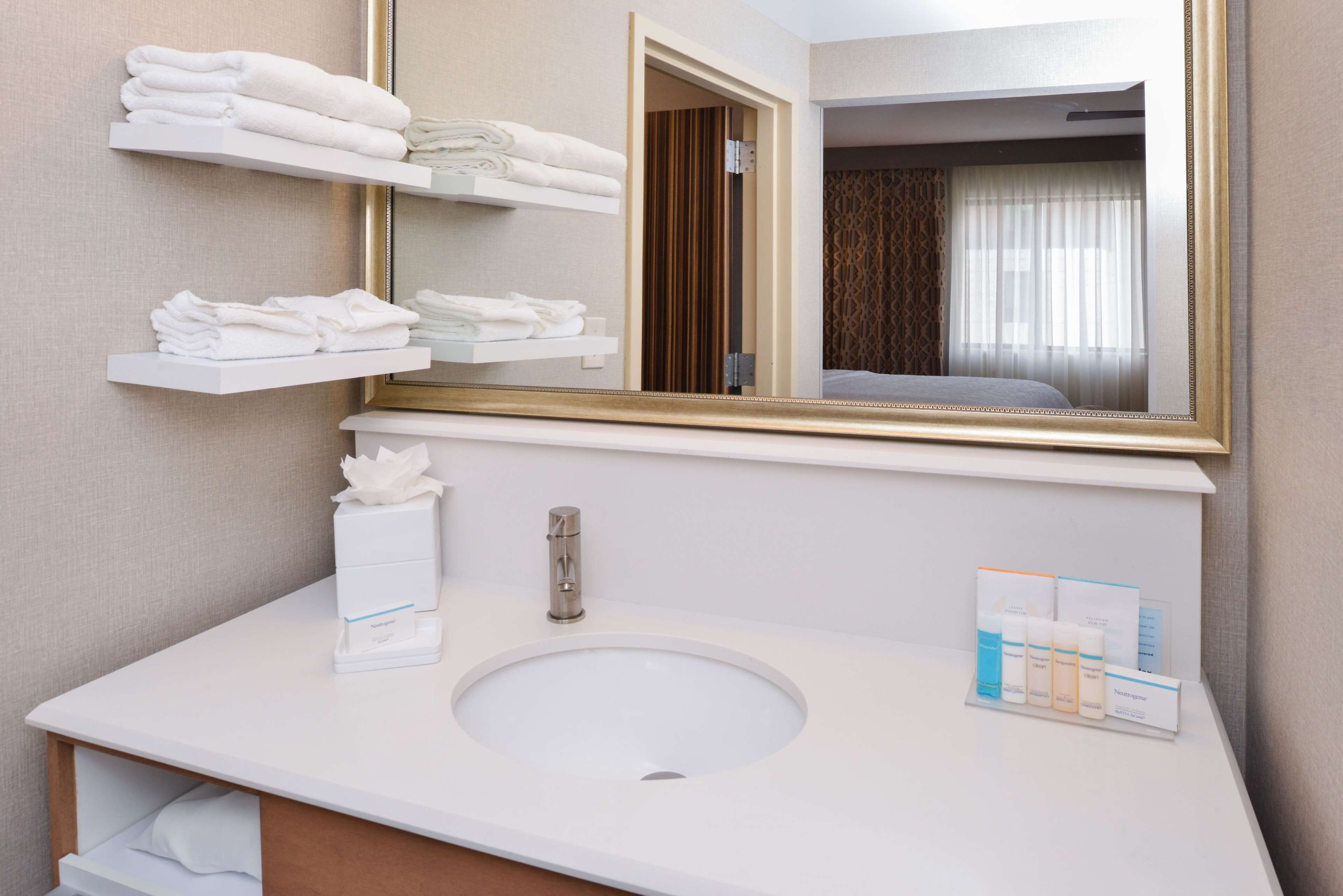 studio suite, 1 king bed, non smoking | bathroom | combined shower/bathtub, free toiletries, hair dryer, towels