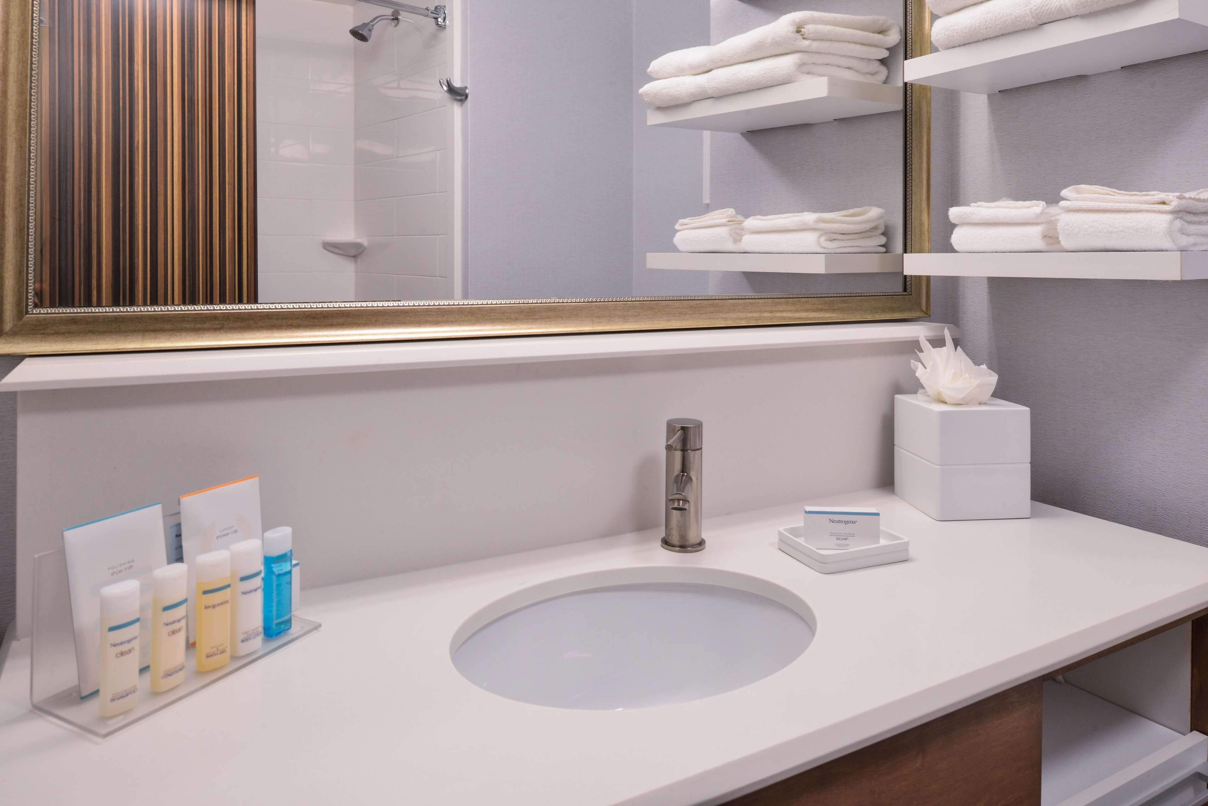 combined shower/bathtub, free toiletries, hair dryer, towels