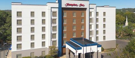 Un hotel Hampton Inn con zona de piscina y aparcamiento.