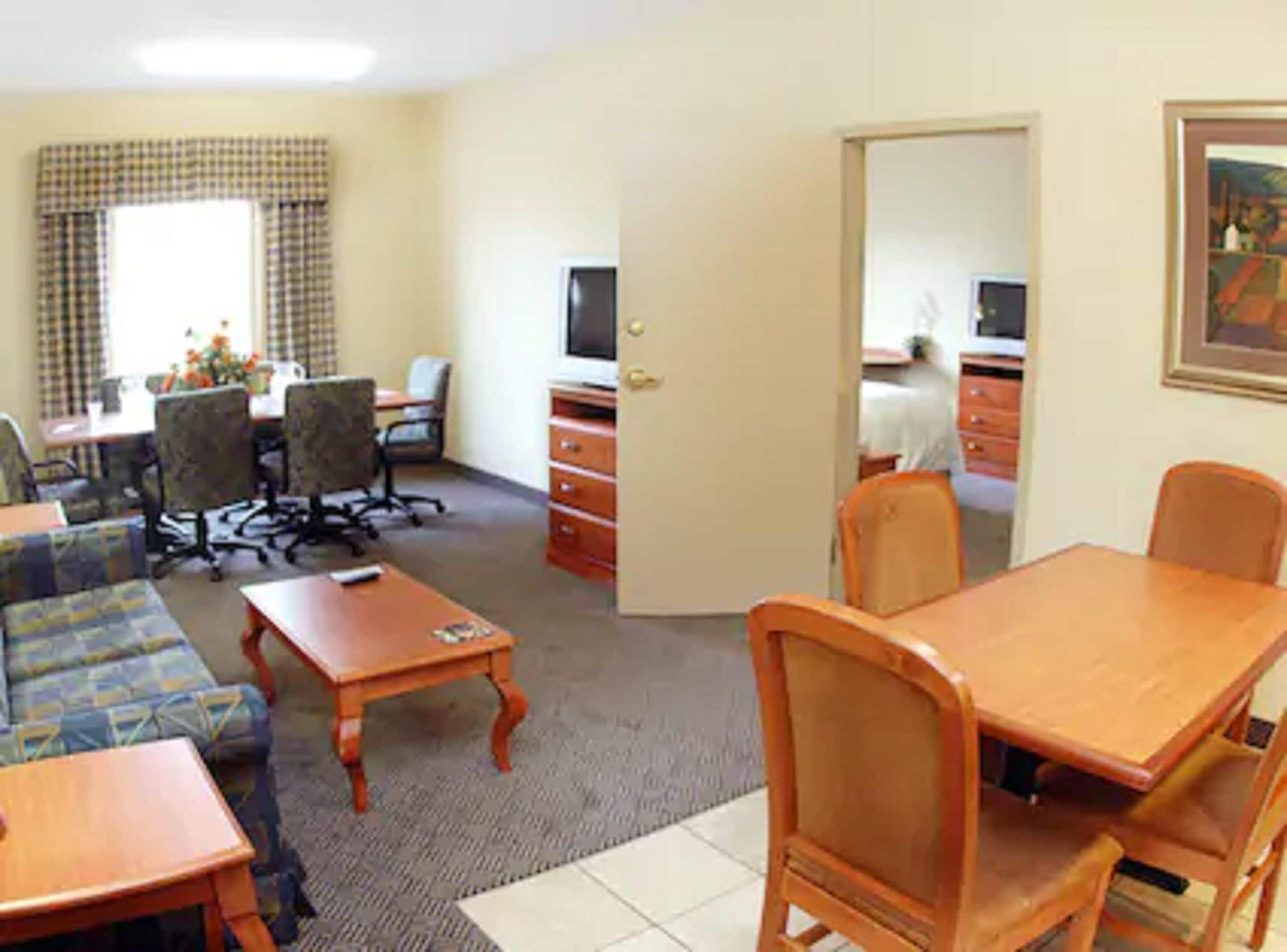 suite, 1 king bed, non smoking | living area | 32-inch lcd tv with cable channels, tv